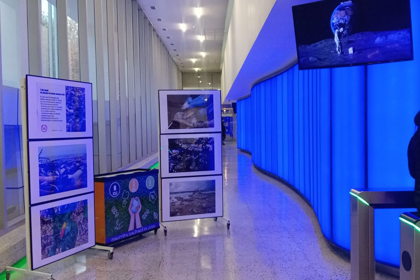 Campaña de reciclaje con paneles informativos en el lobby del edificio
