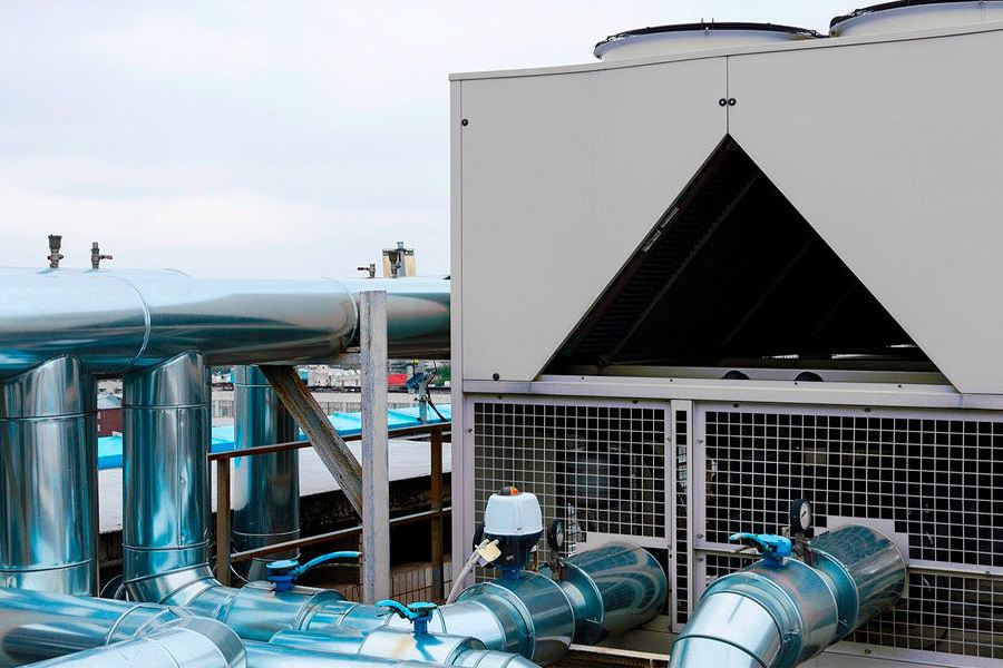 Equipos de climatización en la cubierta del edificio